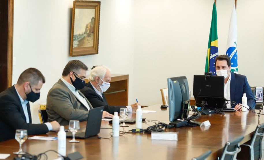 Governador Carlos MassaRatinho Junior assina o  decreto (4.885/20) com novas recomendações para restringir a circulação de pessoas nos municípios que compõem a Região Metropolitana de Curitiba.