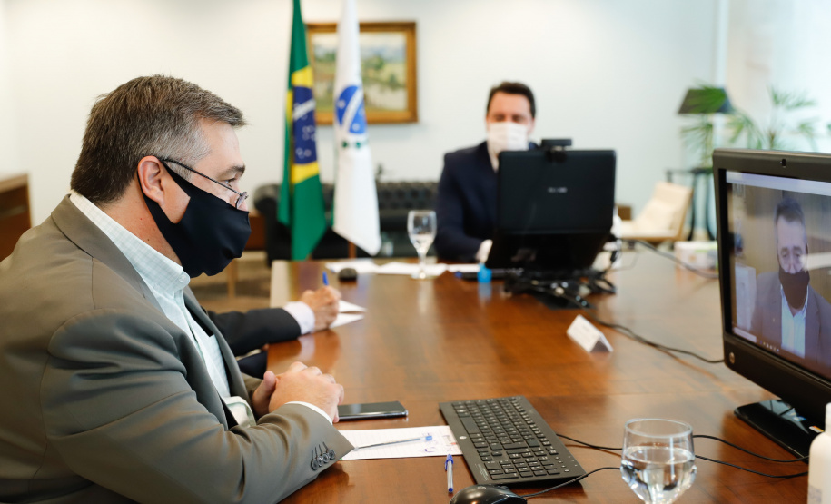 Governador Carlos MassaRatinho Junior assina o  decreto (4.885/20) com novas recomendações para restringir a circulação de pessoas nos municípios que compõem a Região Metropolitana de Curitiba.