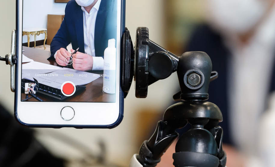 Governador Carlos MassaRatinho Junior assina o  decreto (4.885/20) com novas recomendações para restringir a circulação de pessoas nos municípios que compõem a Região Metropolitana de Curitiba.