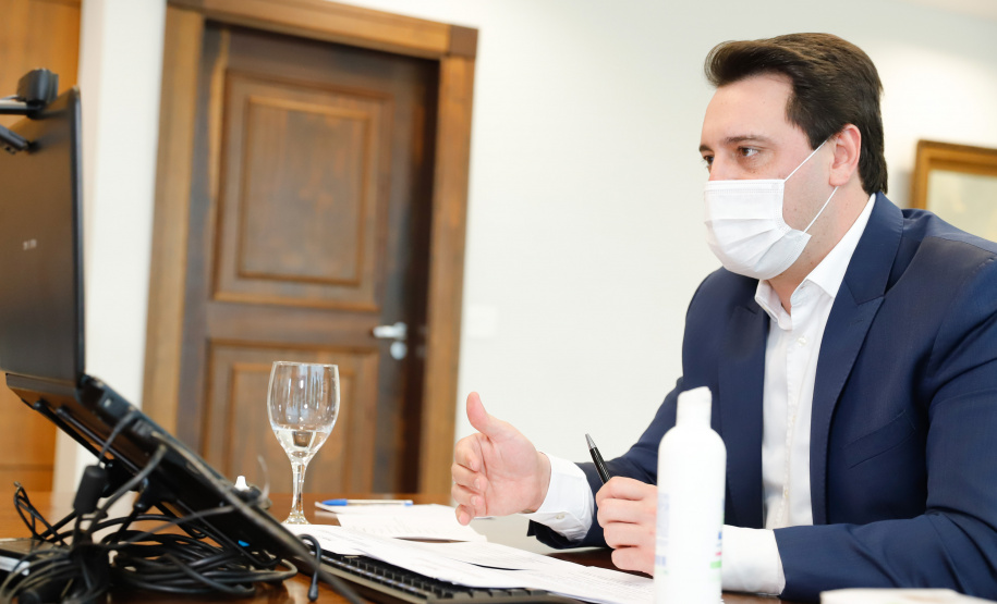 Governador Carlos MassaRatinho Junior assina o  decreto (4.885/20) com novas recomendações para restringir a circulação de pessoas nos municípios que compõem a Região Metropolitana de Curitiba.