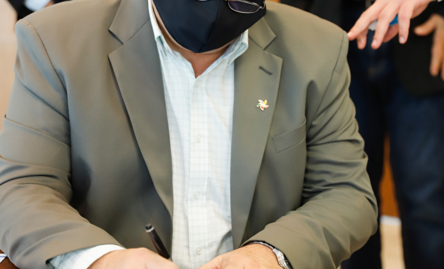 Governador Carlos MassaRatinho Junior assina o  decreto (4.885/20) com novas recomendações para restringir a circulação de pessoas nos municípios que compõem a Região Metropolitana de Curitiba.