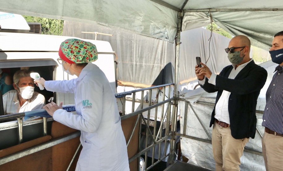 As medidas de contingência contra a COVID-19, adotadas no Porto de Paranaguá, serão usadas como modelo nas divisas, fronteiras e aeroportos do Paraná. Representantes da Secretaria Estadual de Saúde (SESA) visitaram as instalações portuárias nessa sexta-feira (19), para conhecer os protocolos de entrada de trabalhadores portuários e caminhoneiros. Desde março, foram 400 mil triagens realizadas, no acesso ao cais e ao pátio de descarga de grãos.