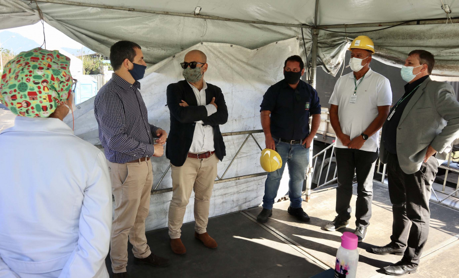 As medidas de contingência contra a COVID-19, adotadas no Porto de Paranaguá, serão usadas como modelo nas divisas, fronteiras e aeroportos do Paraná. Representantes da Secretaria Estadual de Saúde (SESA) visitaram as instalações portuárias nessa sexta-feira (19), para conhecer os protocolos de entrada de trabalhadores portuários e caminhoneiros. Desde março, foram 400 mil triagens realizadas, no acesso ao cais e ao pátio de descarga de grãos.