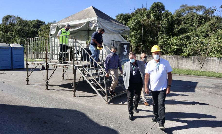 As medidas de contingência contra a COVID-19, adotadas no Porto de Paranaguá, serão usadas como modelo nas divisas, fronteiras e aeroportos do Paraná. Representantes da Secretaria Estadual de Saúde (SESA) visitaram as instalações portuárias nessa sexta-feira (19), para conhecer os protocolos de entrada de trabalhadores portuários e caminhoneiros. Desde março, foram 400 mil triagens realizadas, no acesso ao cais e ao pátio de descarga de grãos.