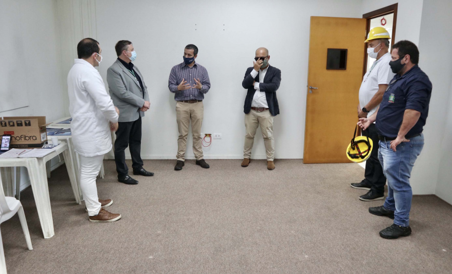 As medidas de contingência contra a COVID-19, adotadas no Porto de Paranaguá, serão usadas como modelo nas divisas, fronteiras e aeroportos do Paraná. Representantes da Secretaria Estadual de Saúde (SESA) visitaram as instalações portuárias nessa sexta-feira (19), para conhecer os protocolos de entrada de trabalhadores portuários e caminhoneiros. Desde março, foram 400 mil triagens realizadas, no acesso ao cais e ao pátio de descarga de grãos.