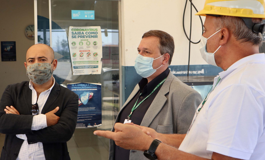 As medidas de contingência contra a COVID-19, adotadas no Porto de Paranaguá, serão usadas como modelo nas divisas, fronteiras e aeroportos do Paraná. Representantes da Secretaria Estadual de Saúde (SESA) visitaram as instalações portuárias nessa sexta-feira (19), para conhecer os protocolos de entrada de trabalhadores portuários e caminhoneiros. Desde março, foram 400 mil triagens realizadas, no acesso ao cais e ao pátio de descarga de grãos.
