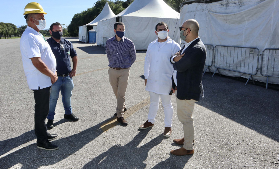 As medidas de contingência contra a COVID-19, adotadas no Porto de Paranaguá, serão usadas como modelo nas divisas, fronteiras e aeroportos do Paraná. Representantes da Secretaria Estadual de Saúde (SESA) visitaram as instalações portuárias nessa sexta-feira (19), para conhecer os protocolos de entrada de trabalhadores portuários e caminhoneiros. Desde março, foram 400 mil triagens realizadas, no acesso ao cais e ao pátio de descarga de grãos.