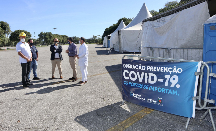 As medidas de contingência contra a COVID-19, adotadas no Porto de Paranaguá, serão usadas como modelo nas divisas, fronteiras e aeroportos do Paraná. Representantes da Secretaria Estadual de Saúde (SESA) visitaram as instalações portuárias nessa sexta-feira (19), para conhecer os protocolos de entrada de trabalhadores portuários e caminhoneiros. Desde março, foram 400 mil triagens realizadas, no acesso ao cais e ao pátio de descarga de grãos.