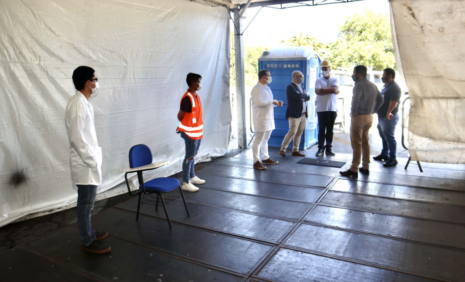 As medidas de contingência contra a COVID-19, adotadas no Porto de Paranaguá, serão usadas como modelo nas divisas, fronteiras e aeroportos do Paraná. Representantes da Secretaria Estadual de Saúde (SESA) visitaram as instalações portuárias nessa sexta-feira (19), para conhecer os protocolos de entrada de trabalhadores portuários e caminhoneiros. Desde março, foram 400 mil triagens realizadas, no acesso ao cais e ao pátio de descarga de grãos.