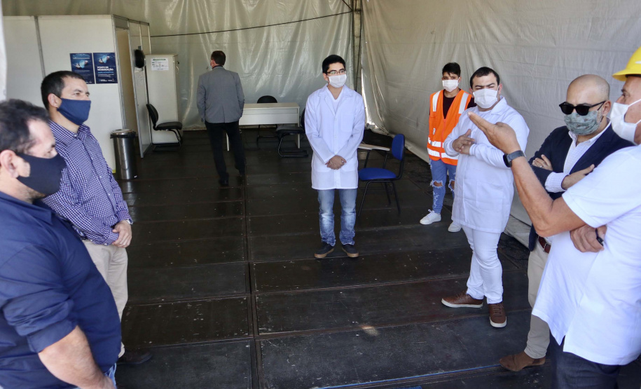 As medidas de contingência contra a COVID-19, adotadas no Porto de Paranaguá, serão usadas como modelo nas divisas, fronteiras e aeroportos do Paraná. Representantes da Secretaria Estadual de Saúde (SESA) visitaram as instalações portuárias nessa sexta-feira (19), para conhecer os protocolos de entrada de trabalhadores portuários e caminhoneiros. Desde março, foram 400 mil triagens realizadas, no acesso ao cais e ao pátio de descarga de grãos.