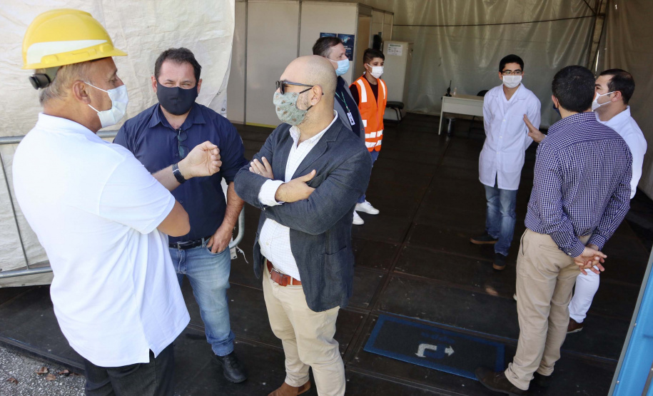 As medidas de contingência contra a COVID-19, adotadas no Porto de Paranaguá, serão usadas como modelo nas divisas, fronteiras e aeroportos do Paraná. Representantes da Secretaria Estadual de Saúde (SESA) visitaram as instalações portuárias nessa sexta-feira (19), para conhecer os protocolos de entrada de trabalhadores portuários e caminhoneiros. Desde março, foram 400 mil triagens realizadas, no acesso ao cais e ao pátio de descarga de grãos.