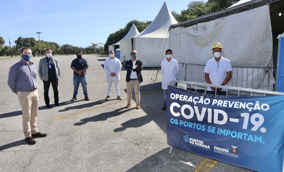 As medidas de contingência contra a COVID-19, adotadas no Porto de Paranaguá, serão usadas como modelo nas divisas, fronteiras e aeroportos do Paraná. Representantes da Secretaria Estadual de Saúde (SESA) visitaram as instalações portuárias nessa sexta-feira (19), para conhecer os protocolos de entrada de trabalhadores portuários e caminhoneiros. Desde março, foram 400 mil triagens realizadas, no acesso ao cais e ao pátio de descarga de grãos.