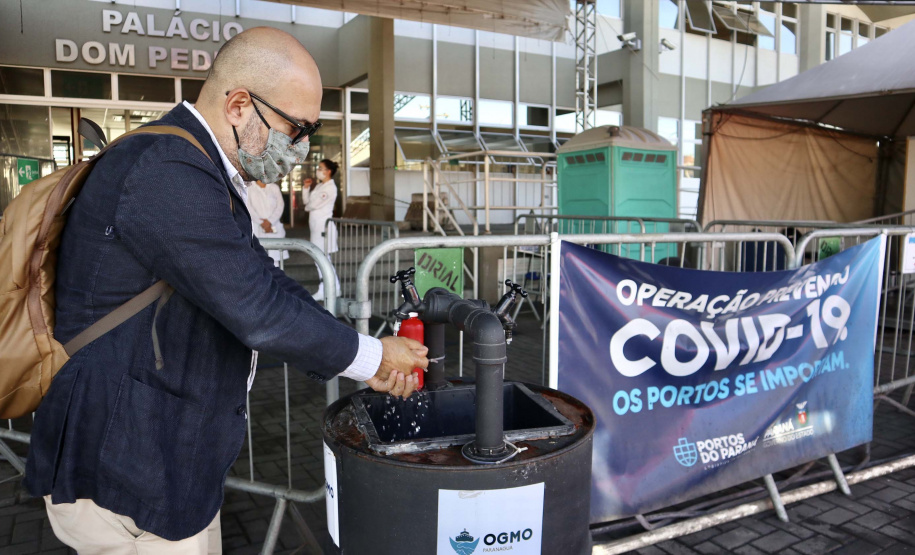 As medidas de contingência contra a COVID-19, adotadas no Porto de Paranaguá, serão usadas como modelo nas divisas, fronteiras e aeroportos do Paraná. Representantes da Secretaria Estadual de Saúde (SESA) visitaram as instalações portuárias nessa sexta-feira (19), para conhecer os protocolos de entrada de trabalhadores portuários e caminhoneiros. Desde março, foram 400 mil triagens realizadas, no acesso ao cais e ao pátio de descarga de grãos.