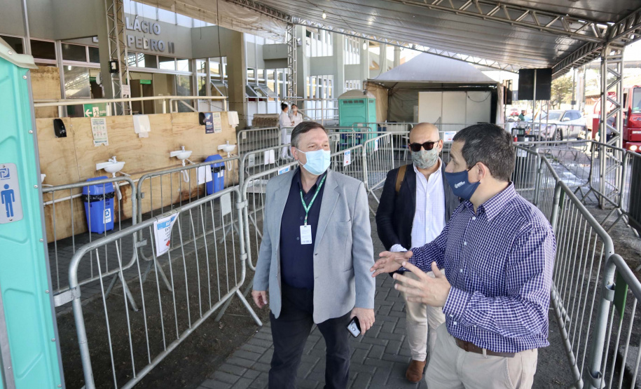 As medidas de contingência contra a COVID-19, adotadas no Porto de Paranaguá, serão usadas como modelo nas divisas, fronteiras e aeroportos do Paraná. Representantes da Secretaria Estadual de Saúde (SESA) visitaram as instalações portuárias nessa sexta-feira (19), para conhecer os protocolos de entrada de trabalhadores portuários e caminhoneiros. Desde março, foram 400 mil triagens realizadas, no acesso ao cais e ao pátio de descarga de grãos.