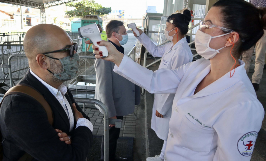 As medidas de contingência contra a COVID-19, adotadas no Porto de Paranaguá, serão usadas como modelo nas divisas, fronteiras e aeroportos do Paraná. Representantes da Secretaria Estadual de Saúde (SESA) visitaram as instalações portuárias nessa sexta-feira (19), para conhecer os protocolos de entrada de trabalhadores portuários e caminhoneiros. Desde março, foram 400 mil triagens realizadas, no acesso ao cais e ao pátio de descarga de grãos.