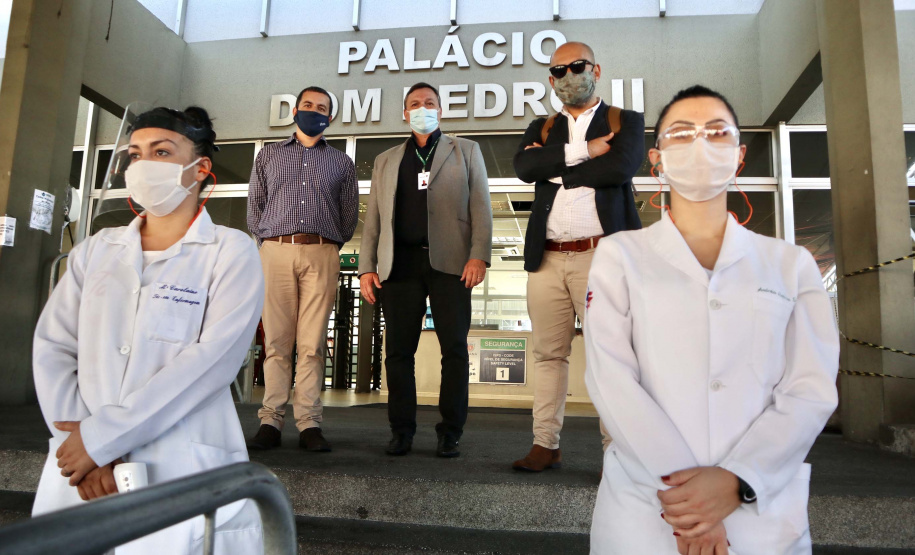 As medidas de contingência contra a COVID-19, adotadas no Porto de Paranaguá, serão usadas como modelo nas divisas, fronteiras e aeroportos do Paraná. Representantes da Secretaria Estadual de Saúde (SESA) visitaram as instalações portuárias nessa sexta-feira (19), para conhecer os protocolos de entrada de trabalhadores portuários e caminhoneiros. Desde março, foram 400 mil triagens realizadas, no acesso ao cais e ao pátio de descarga de grãos.