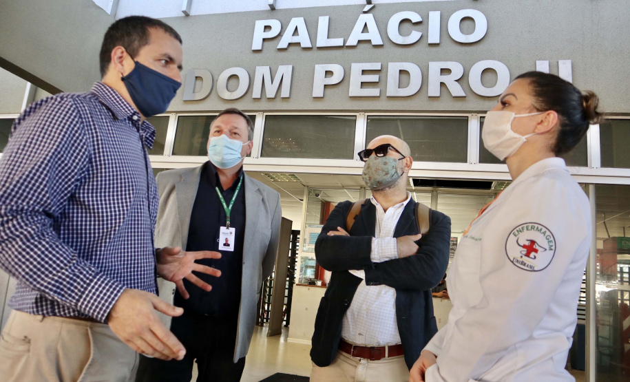 As medidas de contingência contra a COVID-19, adotadas no Porto de Paranaguá, serão usadas como modelo nas divisas, fronteiras e aeroportos do Paraná. Representantes da Secretaria Estadual de Saúde (SESA) visitaram as instalações portuárias nessa sexta-feira (19), para conhecer os protocolos de entrada de trabalhadores portuários e caminhoneiros. Desde março, foram 400 mil triagens realizadas, no acesso ao cais e ao pátio de descarga de grãos.