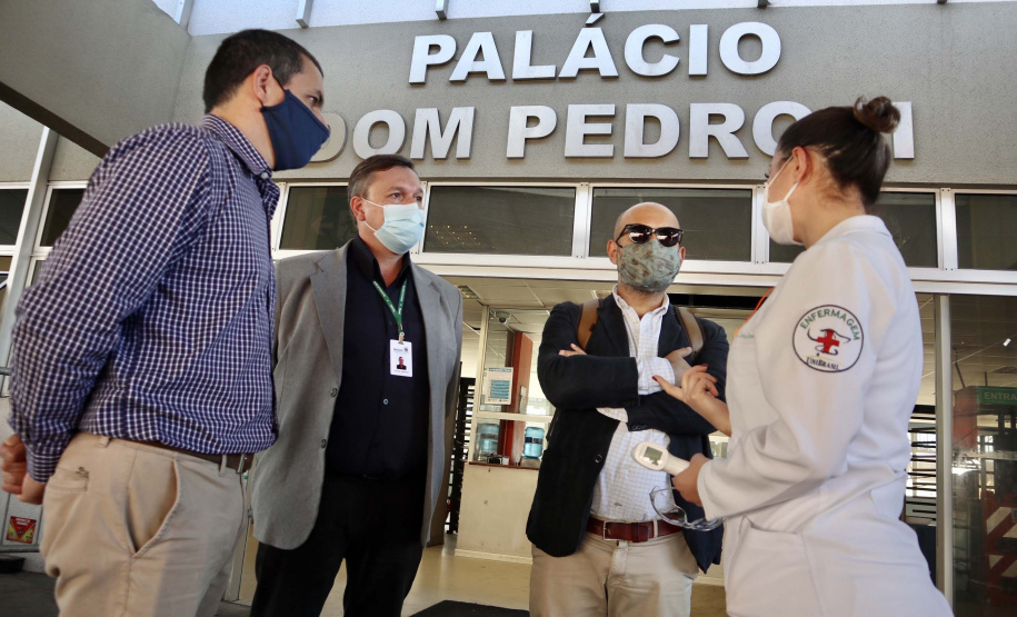 As medidas de contingência contra a COVID-19, adotadas no Porto de Paranaguá, serão usadas como modelo nas divisas, fronteiras e aeroportos do Paraná. Representantes da Secretaria Estadual de Saúde (SESA) visitaram as instalações portuárias nessa sexta-feira (19), para conhecer os protocolos de entrada de trabalhadores portuários e caminhoneiros. Desde março, foram 400 mil triagens realizadas, no acesso ao cais e ao pátio de descarga de grãos.