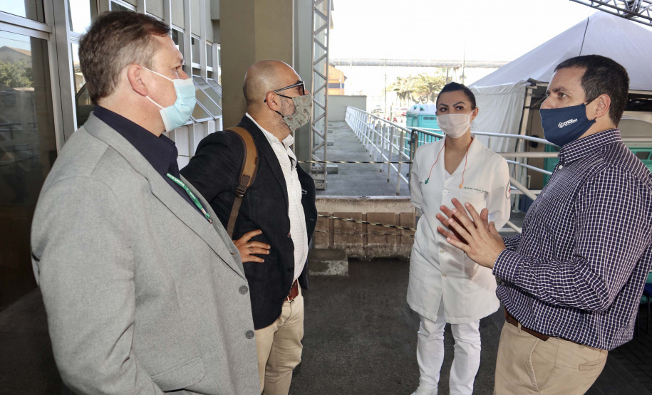 As medidas de contingência contra a COVID-19, adotadas no Porto de Paranaguá, serão usadas como modelo nas divisas, fronteiras e aeroportos do Paraná. Representantes da Secretaria Estadual de Saúde (SESA) visitaram as instalações portuárias nessa sexta-feira (19), para conhecer os protocolos de entrada de trabalhadores portuários e caminhoneiros. Desde março, foram 400 mil triagens realizadas, no acesso ao cais e ao pátio de descarga de grãos.