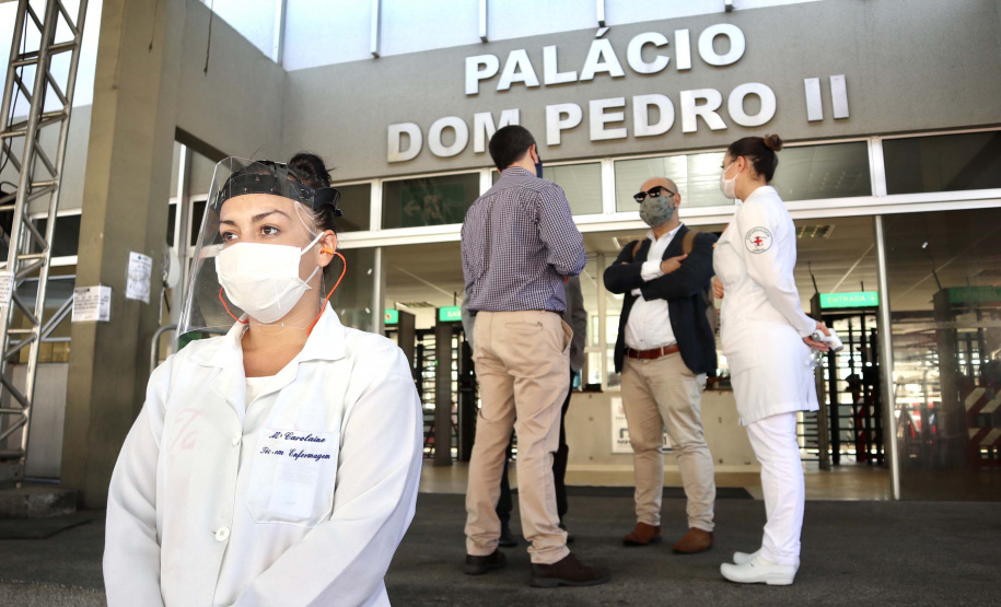 As medidas de contingência contra a COVID-19, adotadas no Porto de Paranaguá, serão usadas como modelo nas divisas, fronteiras e aeroportos do Paraná. Representantes da Secretaria Estadual de Saúde (SESA) visitaram as instalações portuárias nessa sexta-feira (19), para conhecer os protocolos de entrada de trabalhadores portuários e caminhoneiros. Desde março, foram 400 mil triagens realizadas, no acesso ao cais e ao pátio de descarga de grãos.
