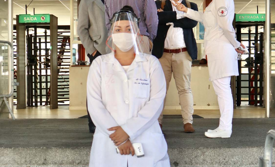 As medidas de contingência contra a COVID-19, adotadas no Porto de Paranaguá, serão usadas como modelo nas divisas, fronteiras e aeroportos do Paraná. Representantes da Secretaria Estadual de Saúde (SESA) visitaram as instalações portuárias nessa sexta-feira (19), para conhecer os protocolos de entrada de trabalhadores portuários e caminhoneiros. Desde março, foram 400 mil triagens realizadas, no acesso ao cais e ao pátio de descarga de grãos.