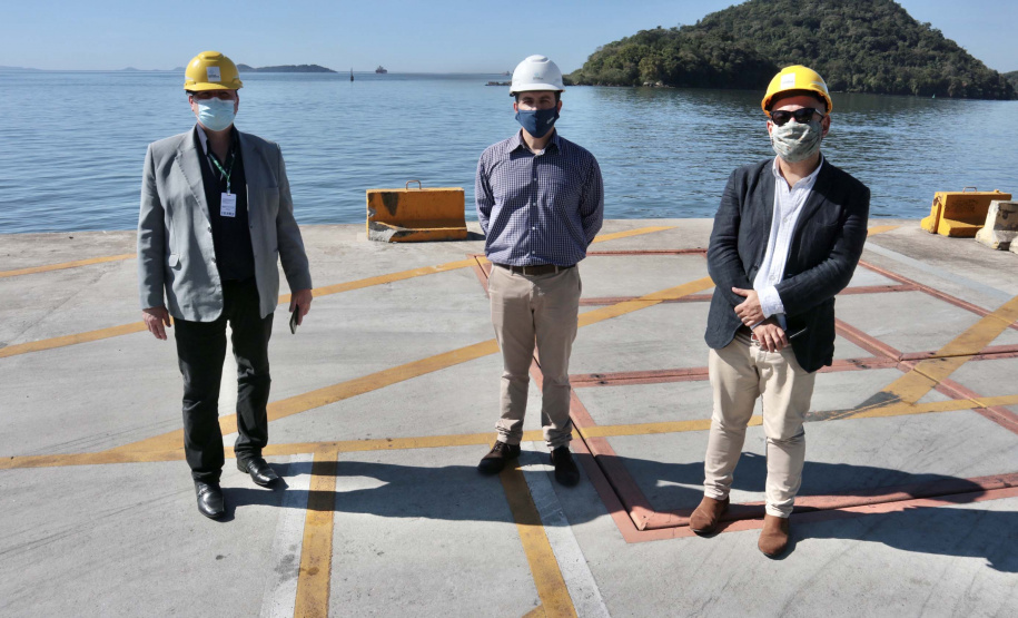 As medidas de contingência contra a COVID-19, adotadas no Porto de Paranaguá, serão usadas como modelo nas divisas, fronteiras e aeroportos do Paraná. Representantes da Secretaria Estadual de Saúde (SESA) visitaram as instalações portuárias nessa sexta-feira (19), para conhecer os protocolos de entrada de trabalhadores portuários e caminhoneiros. Desde março, foram 400 mil triagens realizadas, no acesso ao cais e ao pátio de descarga de grãos.