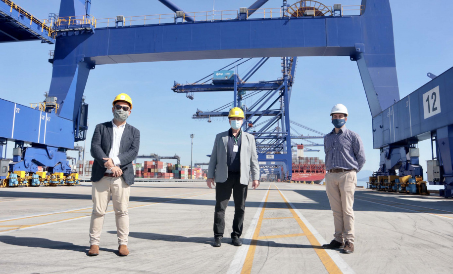 As medidas de contingência contra a COVID-19, adotadas no Porto de Paranaguá, serão usadas como modelo nas divisas, fronteiras e aeroportos do Paraná. Representantes da Secretaria Estadual de Saúde (SESA) visitaram as instalações portuárias nessa sexta-feira (19), para conhecer os protocolos de entrada de trabalhadores portuários e caminhoneiros. Desde março, foram 400 mil triagens realizadas, no acesso ao cais e ao pátio de descarga de grãos.