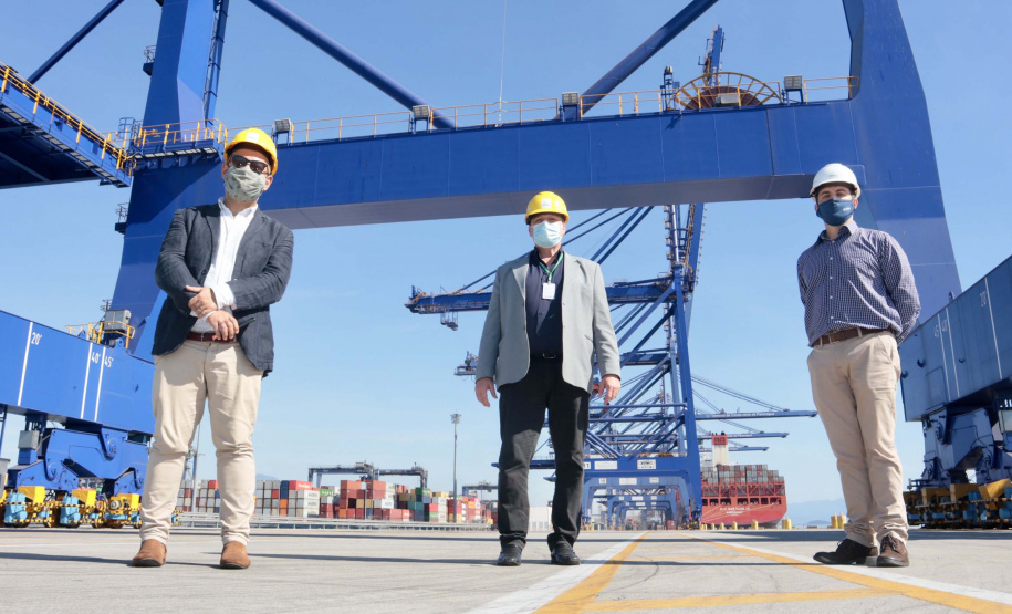As medidas de contingência contra a COVID-19, adotadas no Porto de Paranaguá, serão usadas como modelo nas divisas, fronteiras e aeroportos do Paraná. Representantes da Secretaria Estadual de Saúde (SESA) visitaram as instalações portuárias nessa sexta-feira (19), para conhecer os protocolos de entrada de trabalhadores portuários e caminhoneiros. Desde março, foram 400 mil triagens realizadas, no acesso ao cais e ao pátio de descarga de grãos.