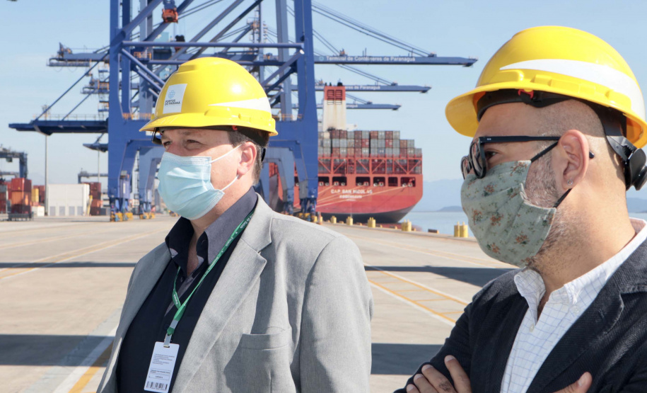 As medidas de contingência contra a COVID-19, adotadas no Porto de Paranaguá, serão usadas como modelo nas divisas, fronteiras e aeroportos do Paraná. Representantes da Secretaria Estadual de Saúde (SESA) visitaram as instalações portuárias nessa sexta-feira (19), para conhecer os protocolos de entrada de trabalhadores portuários e caminhoneiros. Desde março, foram 400 mil triagens realizadas, no acesso ao cais e ao pátio de descarga de grãos.