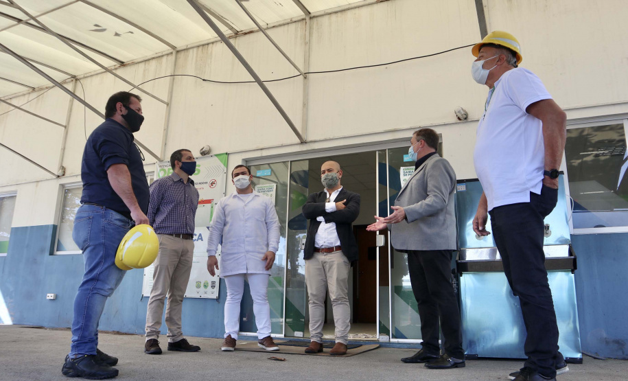 As medidas de contingência contra a COVID-19, adotadas no Porto de Paranaguá, serão usadas como modelo nas divisas, fronteiras e aeroportos do Paraná. Representantes da Secretaria Estadual de Saúde (SESA) visitaram as instalações portuárias nessa sexta-feira (19), para conhecer os protocolos de entrada de trabalhadores portuários e caminhoneiros. Desde março, foram 400 mil triagens realizadas, no acesso ao cais e ao pátio de descarga de grãos.