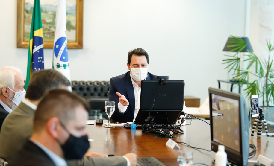 O governador Carlos Massa Ratinho Junior assinou nesta sexta-feira (19) o decreto 4.886/20 que orienta os municípios de todo o Estado a considerar a restrição da comercialização e do consumo de bebidas alcoólicas em locais públicos depois das 22 horas e até a 6 horas do dia seguinte. O texto terá validade de 14 dias a partir deste sábado (20).