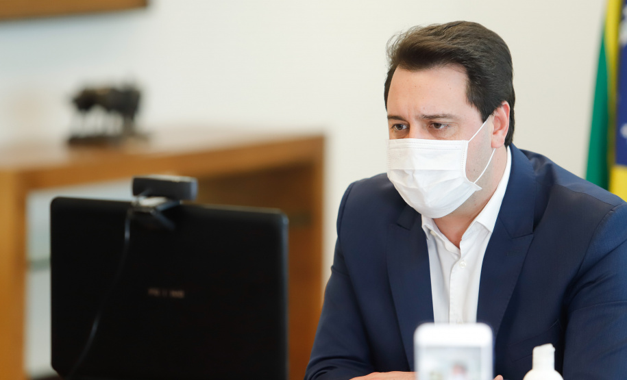 O governador Carlos Massa Ratinho Junior assinou nesta sexta-feira (19) o decreto 4.886/20 que orienta os municípios de todo o Estado a considerar a restrição da comercialização e do consumo de bebidas alcoólicas em locais públicos depois das 22 horas e até a 6 horas do dia seguinte. O texto terá validade de 14 dias a partir deste sábado (20).