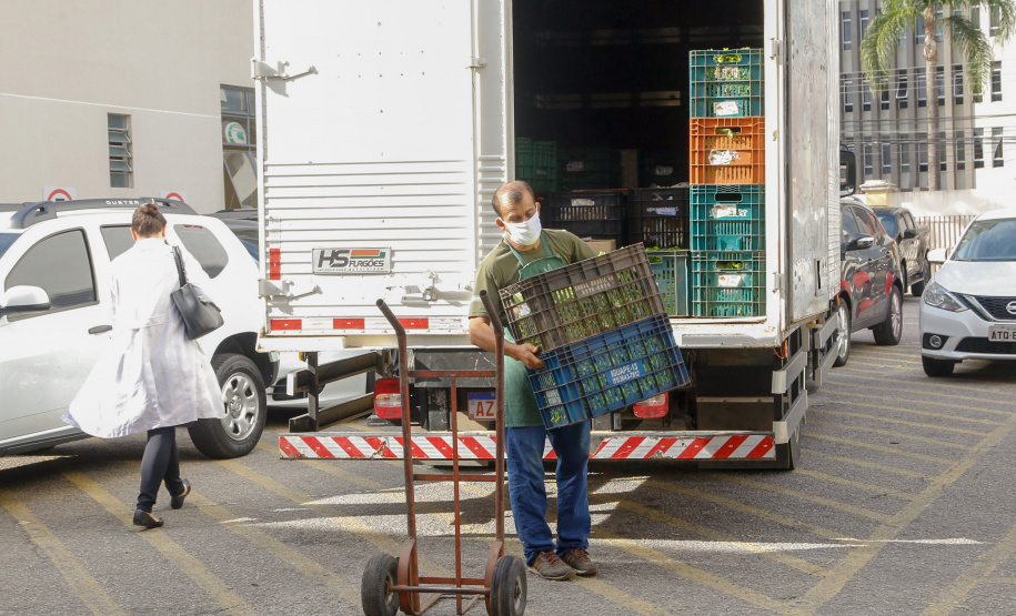 O Governo do Estado vai fornecer alimentos a 907 entidades sociais por meio do programa Compra Direta Paraná. A primeira entrega aconteceu nesta terça-feira (23) para a Santa Casa de Curitiba. Foto Gilson Abreu/AEN
