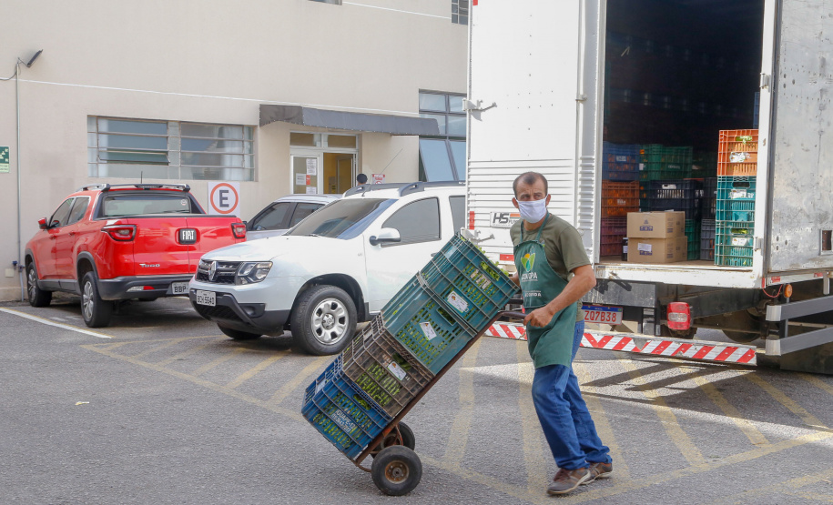 O Governo do Estado vai fornecer alimentos a 907 entidades sociais por meio do programa Compra Direta Paraná. A primeira entrega aconteceu nesta terça-feira (23) para a Santa Casa de Curitiba. Foto Gilson Abreu/AEN