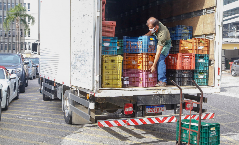 O Governo do Estado vai fornecer alimentos a 907 entidades sociais por meio do programa Compra Direta Paraná. A primeira entrega aconteceu nesta terça-feira (23) para a Santa Casa de Curitiba. Foto Gilson Abreu/AEN