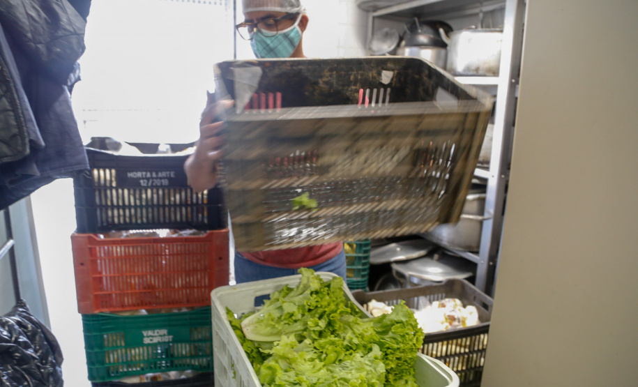 O Governo do Estado vai fornecer alimentos a 907 entidades sociais por meio do programa Compra Direta Paraná. A primeira entrega aconteceu nesta terça-feira (23) para a Santa Casa de Curitiba. Foto Gilson Abreu/AEN