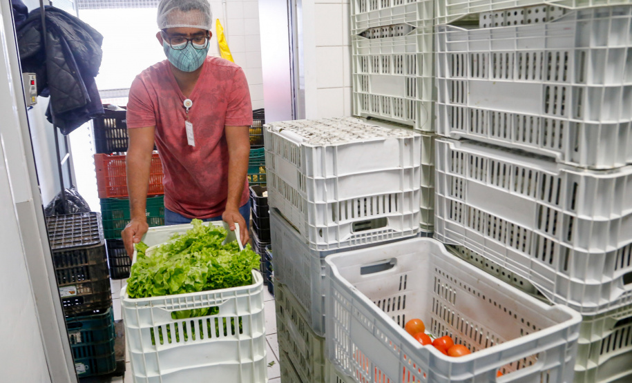 O Governo do Estado vai fornecer alimentos a 907 entidades sociais por meio do programa Compra Direta Paraná. A primeira entrega aconteceu nesta terça-feira (23) para a Santa Casa de Curitiba. Foto Gilson Abreu/AEN