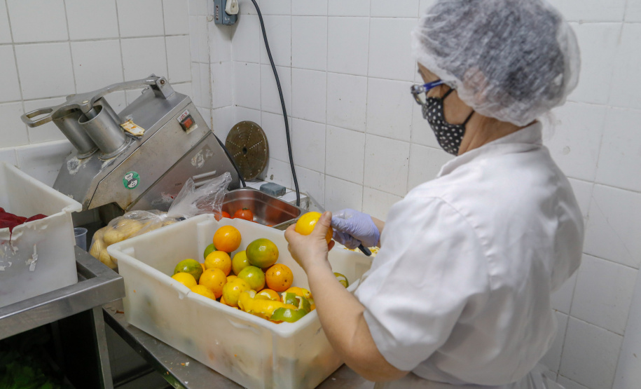 O Governo do Estado vai fornecer alimentos a 907 entidades sociais por meio do programa Compra Direta Paraná. A primeira entrega aconteceu nesta terça-feira (23) para a Santa Casa de Curitiba. Foto Gilson Abreu/AEN