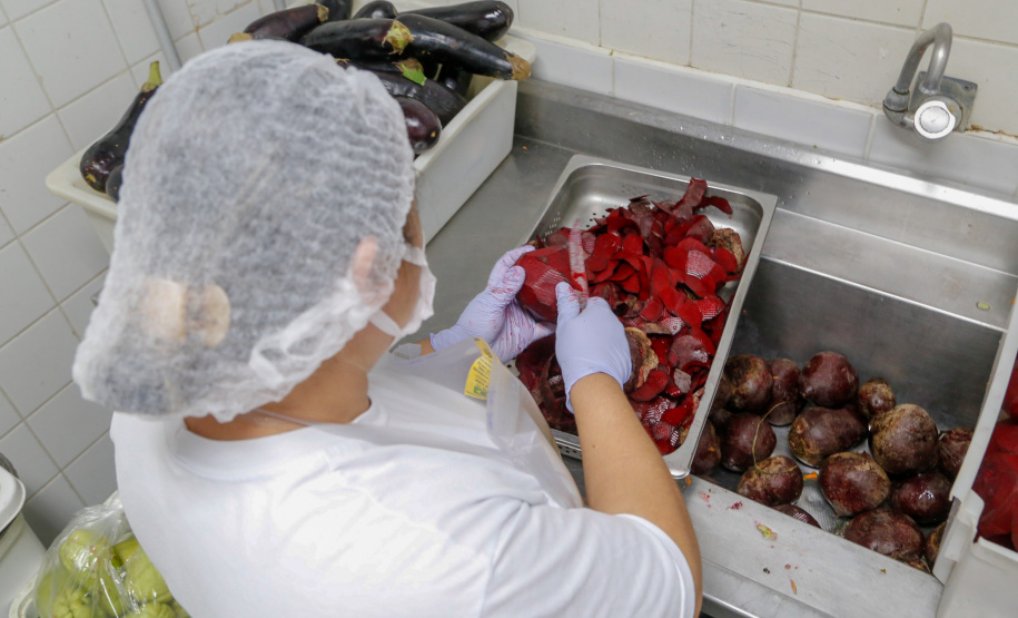 O Governo do Estado vai fornecer alimentos a 907 entidades sociais por meio do programa Compra Direta Paraná. A primeira entrega aconteceu nesta terça-feira (23) para a Santa Casa de Curitiba. Foto Gilson Abreu/AEN