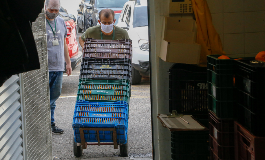 O Governo do Estado vai fornecer alimentos a 907 entidades sociais por meio do programa Compra Direta Paraná. A primeira entrega aconteceu nesta terça-feira (23) para a Santa Casa de Curitiba. Foto Gilson Abreu/AEN