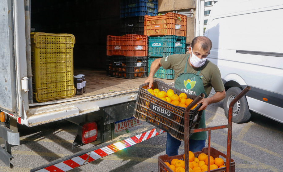 O Governo do Estado vai fornecer alimentos a 907 entidades sociais por meio do programa Compra Direta Paraná. A primeira entrega aconteceu nesta terça-feira (23) para a Santa Casa de Curitiba. Foto Gilson Abreu/AEN