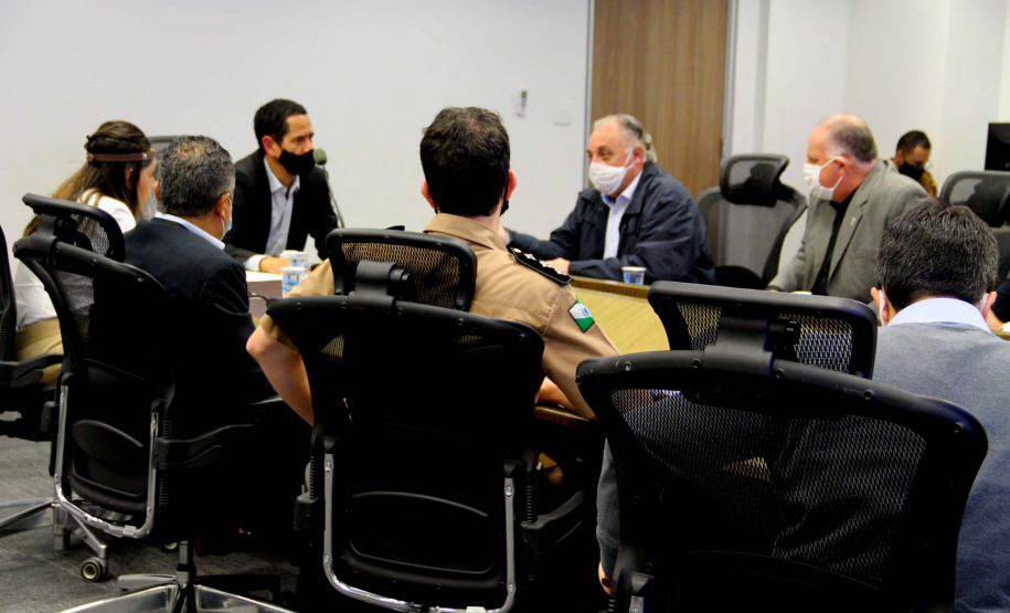 A Secretaria de Estado da Segurança Pública e a Prefeitura de Campo Largo, município da Região Metropolitana de Curitiba, vão compartilhar informações gerais e de segurança, conforme resolução conjunta assinada nesta terça-feira (23). A medida vai permitir maior agilidade nas investigações por parte da Segurança e autonomia para que o município acesse informações de interesse com mais facilidade.Foto:SESP