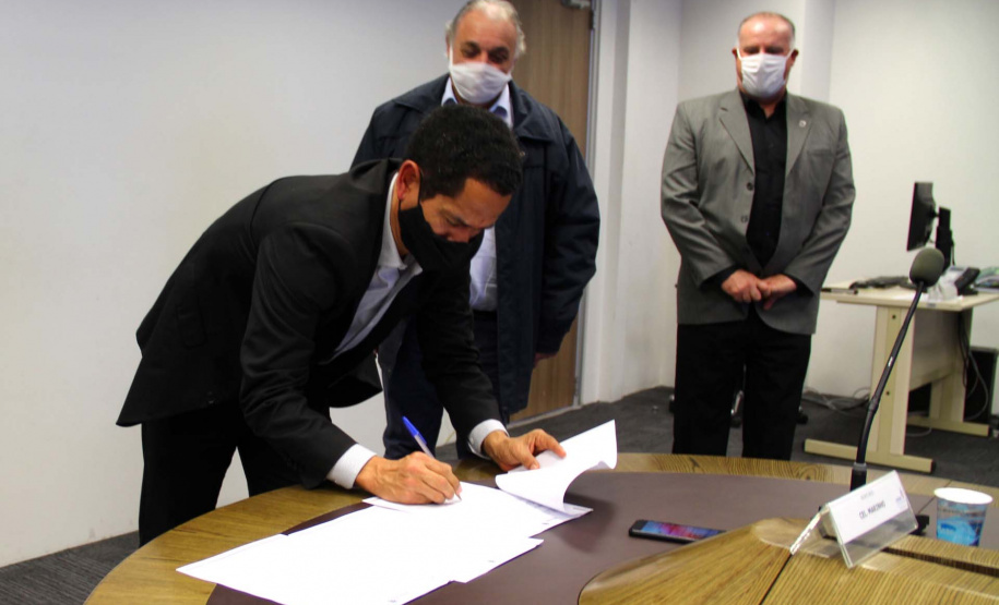 A Secretaria de Estado da Segurança Pública e a Prefeitura de Campo Largo, município da Região Metropolitana de Curitiba, vão compartilhar informações gerais e de segurança, conforme resolução conjunta assinada nesta terça-feira (23). A medida vai permitir maior agilidade nas investigações por parte da Segurança e autonomia para que o município acesse informações de interesse com mais facilidade.Foto:SESP