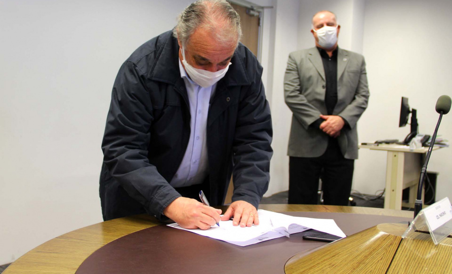 A Secretaria de Estado da Segurança Pública e a Prefeitura de Campo Largo, município da Região Metropolitana de Curitiba, vão compartilhar informações gerais e de segurança, conforme resolução conjunta assinada nesta terça-feira (23). A medida vai permitir maior agilidade nas investigações por parte da Segurança e autonomia para que o município acesse informações de interesse com mais facilidade.Foto:SESP