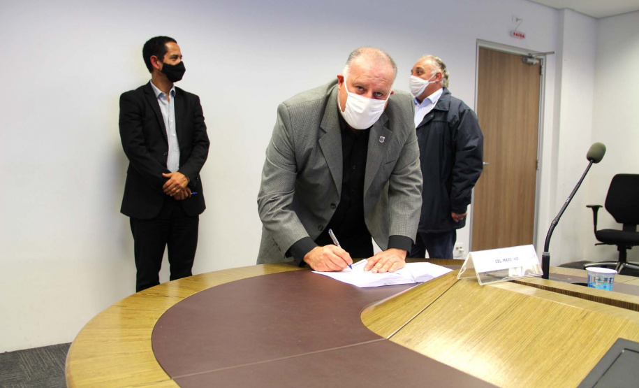 A Secretaria de Estado da Segurança Pública e a Prefeitura de Campo Largo, município da Região Metropolitana de Curitiba, vão compartilhar informações gerais e de segurança, conforme resolução conjunta assinada nesta terça-feira (23). A medida vai permitir maior agilidade nas investigações por parte da Segurança e autonomia para que o município acesse informações de interesse com mais facilidade.Foto:SESP