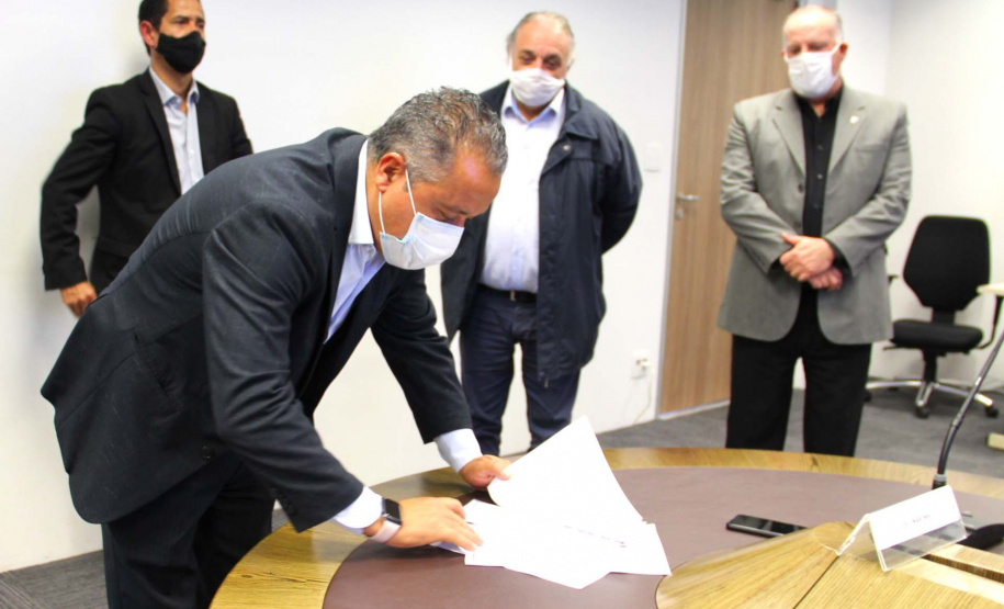 A Secretaria de Estado da Segurança Pública e a Prefeitura de Campo Largo, município da Região Metropolitana de Curitiba, vão compartilhar informações gerais e de segurança, conforme resolução conjunta assinada nesta terça-feira (23). A medida vai permitir maior agilidade nas investigações por parte da Segurança e autonomia para que o município acesse informações de interesse com mais facilidade.Foto:SESP