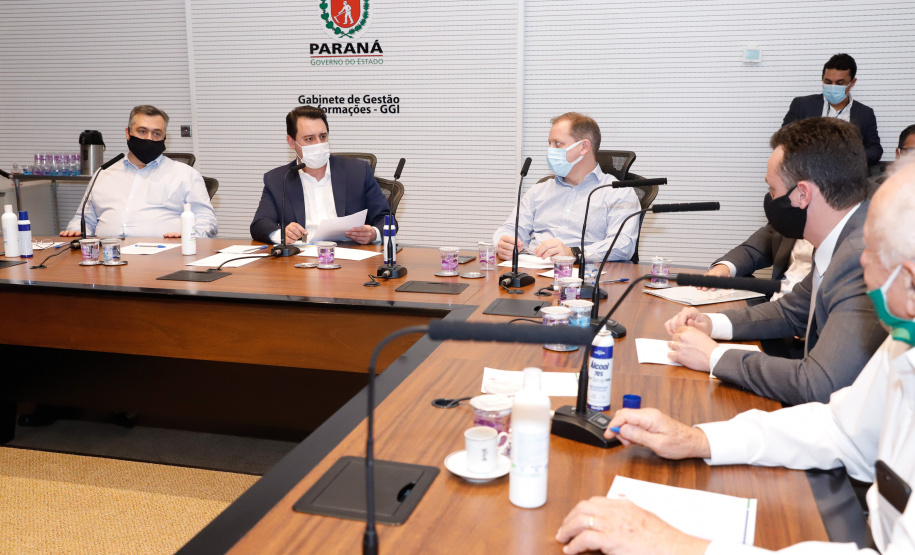 A parceria logística entre o Governo do Estado e o Sindicato das Empresas de Transporte Rodoviário Intermunicipal de Passageiros do  Paraná (Rodopar) e a Federação das Empresas de Transporte de Passageiros dos Estados do Paraná e Santa Catarina (Fepasc) já permitiu o transporte de 17 mil amostras de exames do tipo RT-PCR para verificação da presença do coronavírus