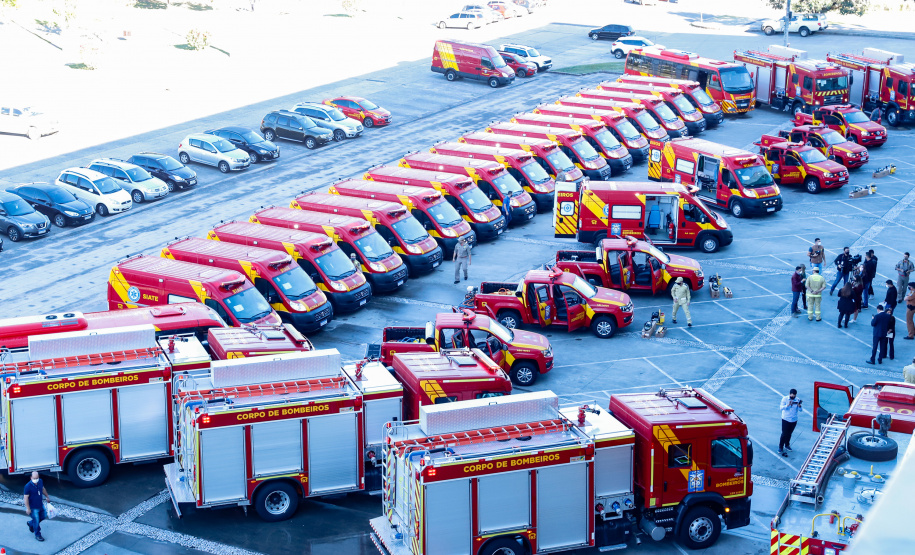 O Governo do Estado reforçou a estrutura do Corpo de Bombeiros do Paraná com a aquisição de 34 novos veículos e seis aparelhos desencarceradores. A entrega dos equipamentos foi feita nesta quarta-feira (24) pelo governador Carlos Massa Ratinho Junior em cerimônia simbólica no Palácio Iguaçu.