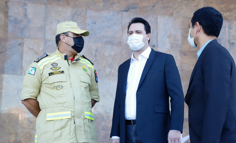 O Governo do Estado reforçou a estrutura do Corpo de Bombeiros do Paraná com a aquisição de 34 novos veículos e seis aparelhos desencarceradores. A entrega dos equipamentos foi feita nesta quarta-feira (24) pelo governador Carlos Massa Ratinho Junior em cerimônia simbólica no Palácio Iguaçu.