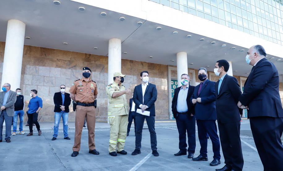 O Governo do Estado reforçou a estrutura do Corpo de Bombeiros do Paraná com a aquisição de 34 novos veículos e seis aparelhos desencarceradores. A entrega dos equipamentos foi feita nesta quarta-feira (24) pelo governador Carlos Massa Ratinho Junior em cerimônia simbólica no Palácio Iguaçu.